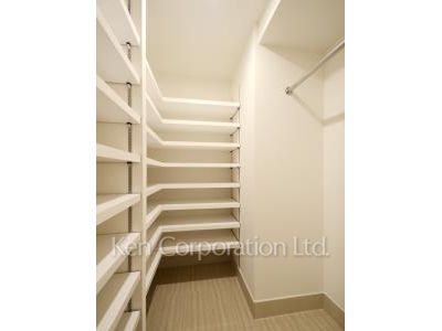 Shoes-In Closet ※Photo of the same layout on 7 floor. Decoration and fixture may differ.