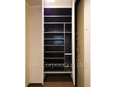 Shoes Closet ※Photo of the same layout on 12 floor. Decoration and fixture may differ.