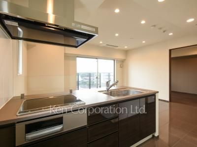 Kitchen ※Photo of the same layout on 12 floor. Decoration and fixture may differ.