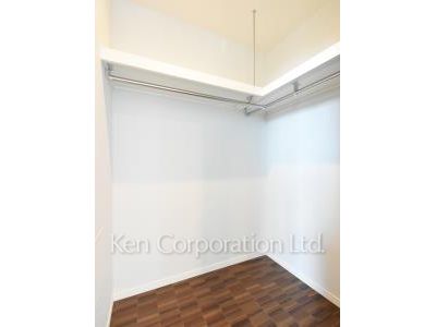 Walk-In Closet ※Photo of the same layout on 27 floor. Decoration and fixture may differ.