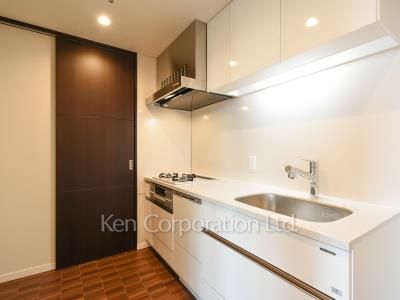 Kitchen ※Photo of the same layout on 27 floor. Decoration and fixture may differ.