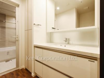 Powder Room ※Photo of the same layout on 27 floor. Decoration and fixture may differ.