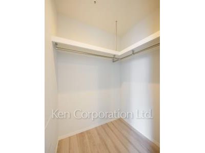 Walk-In Closet ※Photo of the same layout on 22 floor. Decoration and fixture may differ.