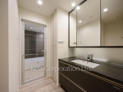 Kitchen ※Photo of the same layout on 29 floor. Decoration and fixture may differ.