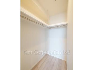 Walk-In Closet ※Photo of the same layout on 23 floor. Decoration and fixture may differ.