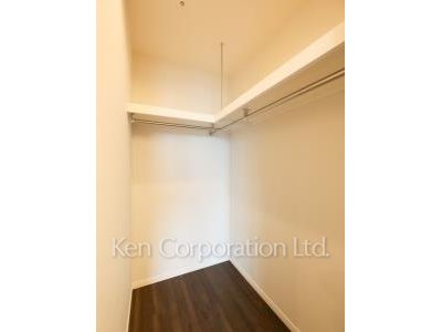 Walk-In Closet ※Photo of the same layout on 29 floor. Decoration and fixture may differ.