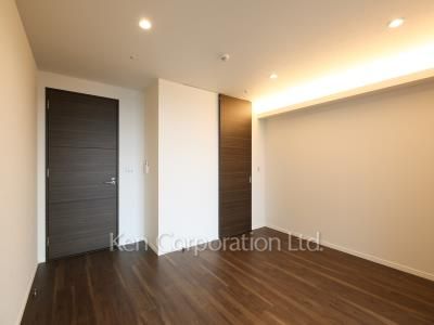 Master Bedroom ※Photo of the same layout on 29 floor. Decoration and fixture may differ.