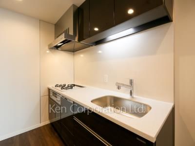 Kitchen ※Photo of the same layout on 29 floor. Decoration and fixture may differ.