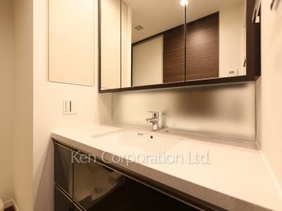 Powder Room ※Photo of the same layout on 29 floor. Decoration and fixture may differ.