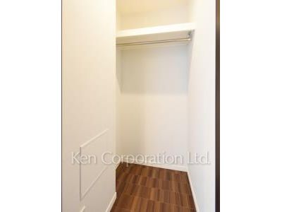 Walk-In Closet ※Photo of the same layout on 27 floor. Decoration and fixture may differ.