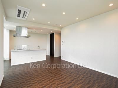 Living-Dining ※Photo of the same layout on 27 floor. Decoration and fixture may differ.