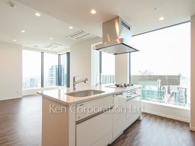 Kitchen ※Photo of the same layout on 27 floor. Decoration and fixture may differ.