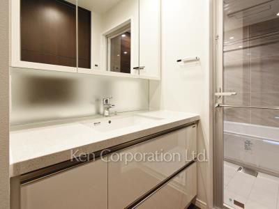 Powder Room ※Photo of the same layout on 27 floor. Decoration and fixture may differ.