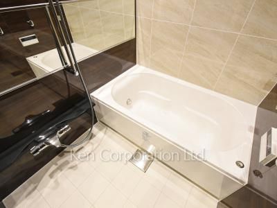 Bath ※Photo of the same layout on 27 floor. Decoration and fixture may differ.