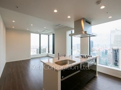 Living-Dining ※Photo of the same layout on 28 floor. Decoration and fixture may differ.