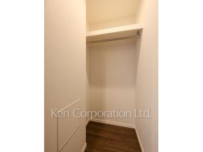Walk-In Closet ※Photo of the same layout on 28 floor. Decoration and fixture may differ.
