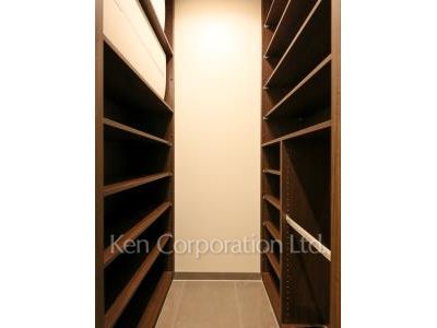 Shoes-In Closet ※Photo of the same layout on 28 floor. Decoration and fixture may differ.