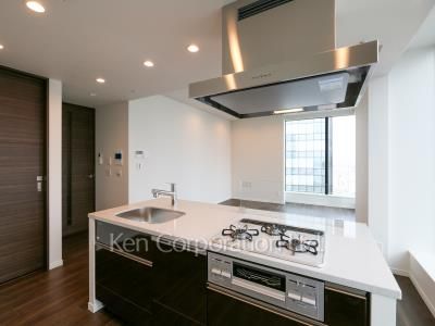 Kitchen ※Photo of the same layout on 28 floor. Decoration and fixture may differ.