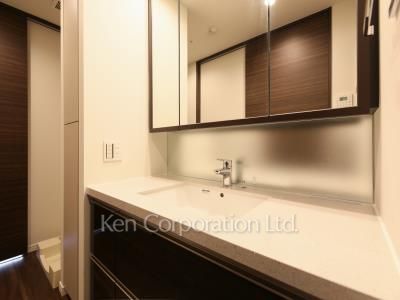 Powder Room ※Photo of the same layout on 28 floor. Decoration and fixture may differ.