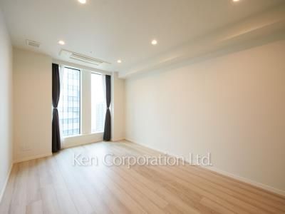 Master Bedroom ※Photo of the same layout on 22 floor. Decoration and fixture may differ.