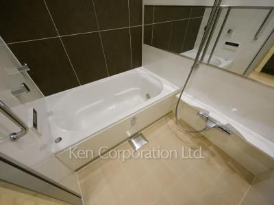 Bath ※Photo of the same layout on 22 floor. Decoration and fixture may differ.