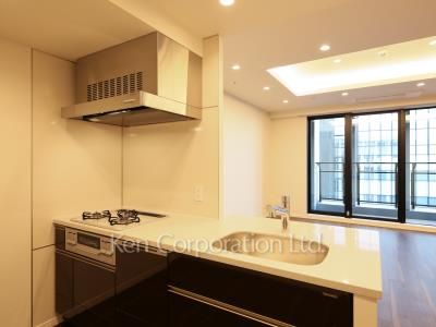 Kitchen ※Photo of the same layout on 29 floor. Decoration and fixture may differ.