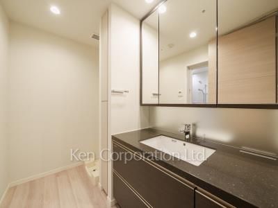 Powder Room ※Photo of the same layout on 23 floor. Decoration and fixture may differ.