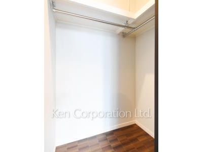 Walk-In Closet ※Photo of the same layout on 27 floor. Decoration and fixture may differ.