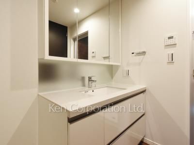 Powder Room ※Photo of the same layout on 27 floor. Decoration and fixture may differ.