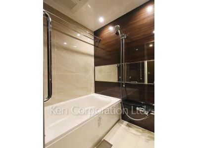 Bath ※Photo of the same layout on 27 floor. Decoration and fixture may differ.