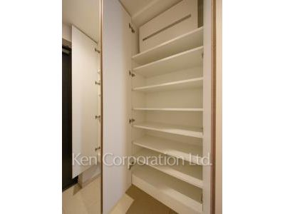 Shoes Closet ※Photo of the same layout on 22 floor. Decoration and fixture may differ.