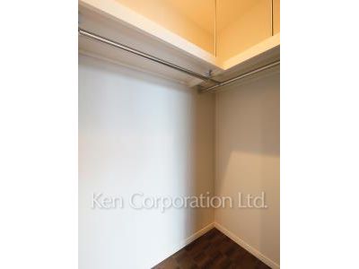 Walk-In Closet ※Photo of the same layout on 27 floor. Decoration and fixture may differ.