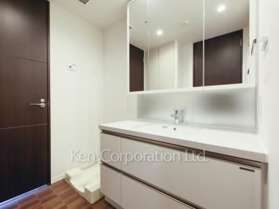 Powder Room ※Photo of the same layout on 27 floor. Decoration and fixture may differ.