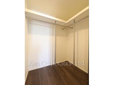 Walk-In Closet ※Photo of the same layout on 10 floor. Decoration and fixture may differ.