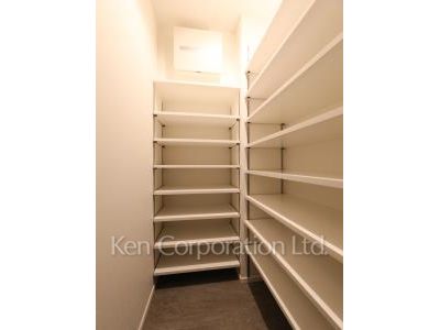 Shoes-In Closet ※Photo of the same layout on 10 floor. Decoration and fixture may differ.