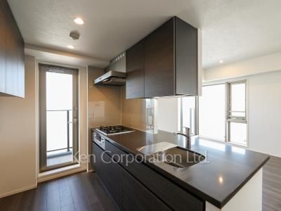 Kitchen ※Photo of the same layout on 10 floor. Decoration and fixture may differ.
