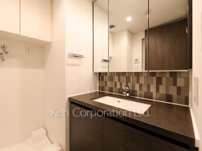 Powder Room ※Photo of the same layout on 10 floor. Decoration and fixture may differ.