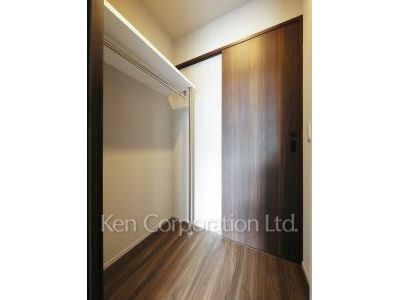 Walk-In Closet ※Photo of the same layout on 16 floor. Decoration and fixture may differ.