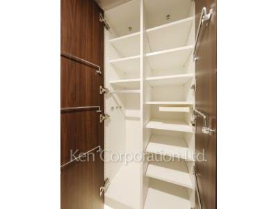 Shoes Closet ※Photo of the same layout on 16 floor. Decoration and fixture may differ.