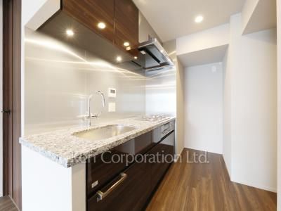 Kitchen ※Photo of the same layout on 16 floor. Decoration and fixture may differ.
