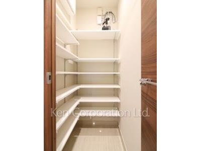 Shoes-In Closet ※Photo of the same layout on 13 floor. Decoration and fixture may differ.