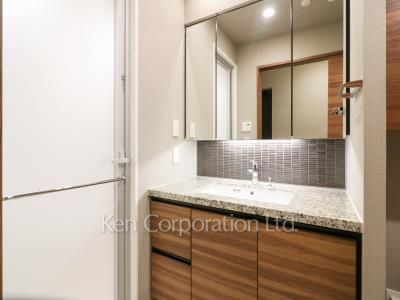 Powder Room ※Photo of the same layout on 13 floor. Decoration and fixture may differ.