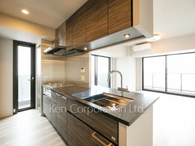 Kitchen ※Photo of the same layout on 10 floor. Decoration and fixture may differ.