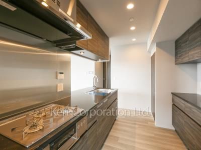 Kitchen ※Photo of the same layout on 10 floor. Decoration and fixture may differ.