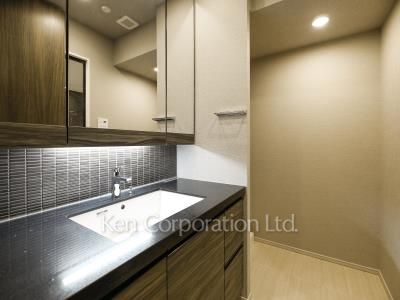 Powder Room ※Photo of the same layout on 10 floor. Decoration and fixture may differ.
