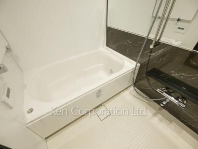 Bath ※Photo of the same layout on 10 floor. Decoration and fixture may differ.