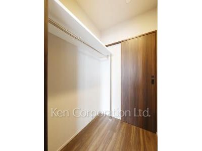 Walk-In Closet ※Photo of the same layout on 16 floor. Decoration and fixture may differ.
