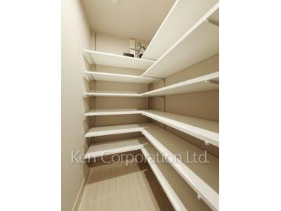 Shoes-In Closet ※Photo of the same layout on 16 floor. Decoration and fixture may differ.
