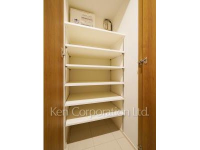 Shoes Closet ※Photo of the same layout on 3 floor. Decoration and fixture may differ.