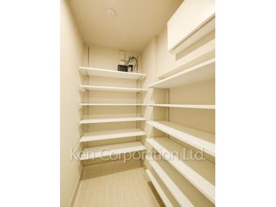 Shoes-In Closet ※Photo of the same layout on 12 floor. Decoration and fixture may differ.